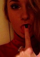 Телочка показывает крупным планом, как она играет пальцами с киской 12 фотография