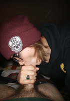 Молодая симпатяга с тату любит сосать пенис в квартире и насаживаться на него писей 4 фотография