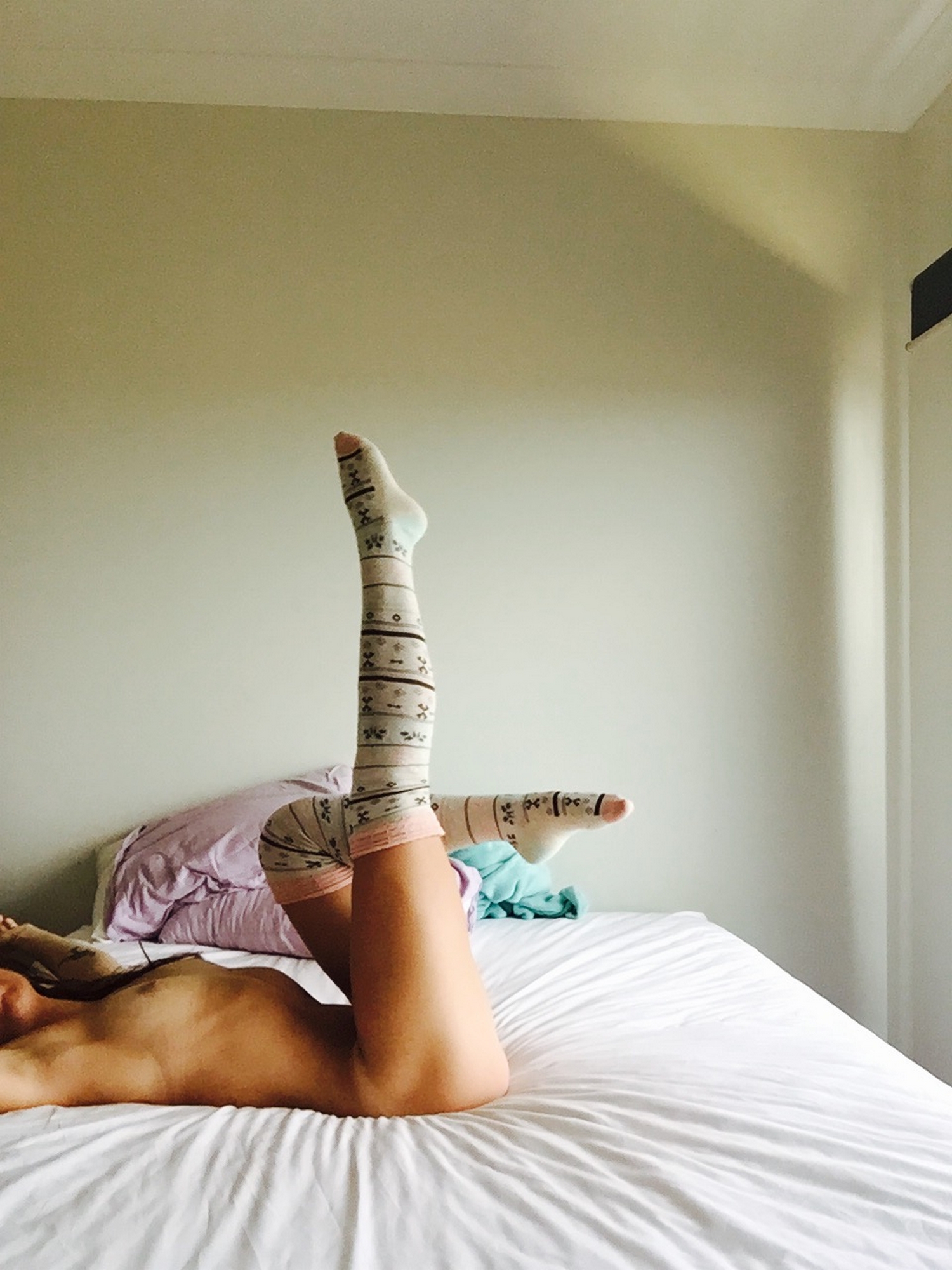 В апартаментах голая нимфа показывает бледные прелести 13 фотография