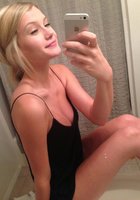 Грудастая блондинка делает селфи после душа 1 фотография