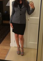 Спортивная секретарша с пирсингом в сосках светит попкой перед зеркалом 1 фотография