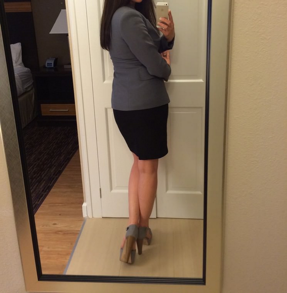 Спортивная секретарша с пирсингом в сосках светит попкой перед зеркалом 2 фотография