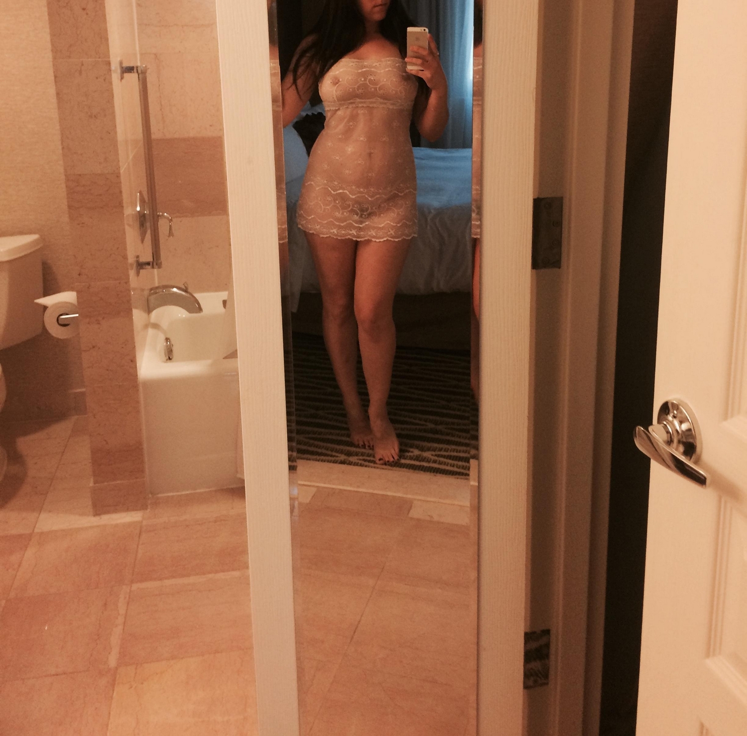 Селфи спортивной милфы с крепкой попкой и интимным пирсингом 9 фотография