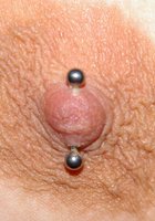 Баба с пирсингом в сосках светит большими сиськами дома 13 фотография