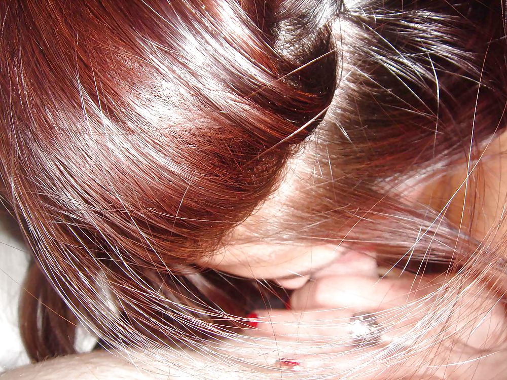 Грудастая бабенка делает минет на кровати 10 фотография