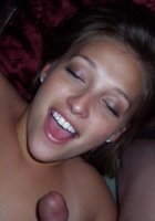 Загорелая барышня с крупным бюстом делает минет гостю 12 фотография