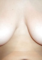 Дома цыпочка красуется небритой писькой и натуральными дойками 6 фотография