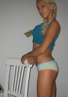 Загореленькая блонда дома выставила напоказ большие искусственные титьки 13 фотография