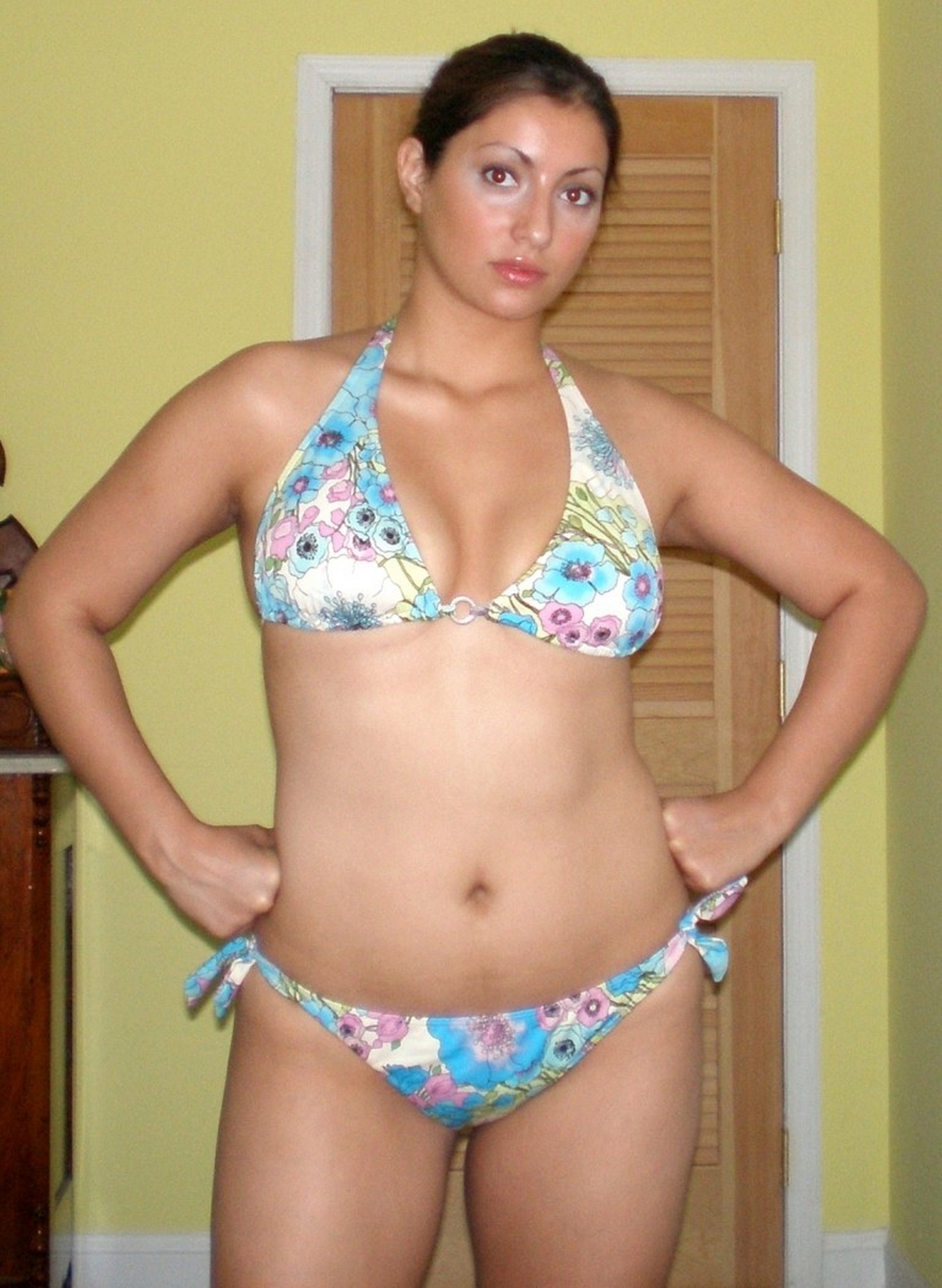 Кавказская грешница часто устраивает разврат у себя дома 22 фотография