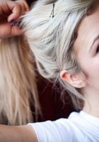 Татуированная красотка с пирсингом в пупке позирует на кресле 12 фотография