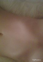 Голая девушка снимает себя на камеру телефона лежа на кровати 6 фотография