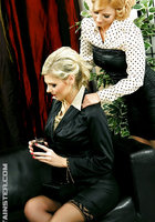 Две бизнесвумен в чулках трахаются с мужчиной на деловой встречи 1 фотография