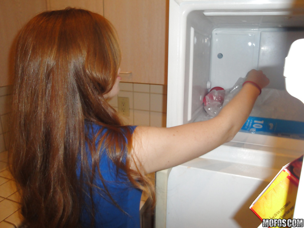 Парень снимает как рыжуха с завязанными глазами ему сосет 2 фотография