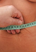 Гинеколог исследует вагину зрелой блондинки раздвинувшей ноги 1 фотография