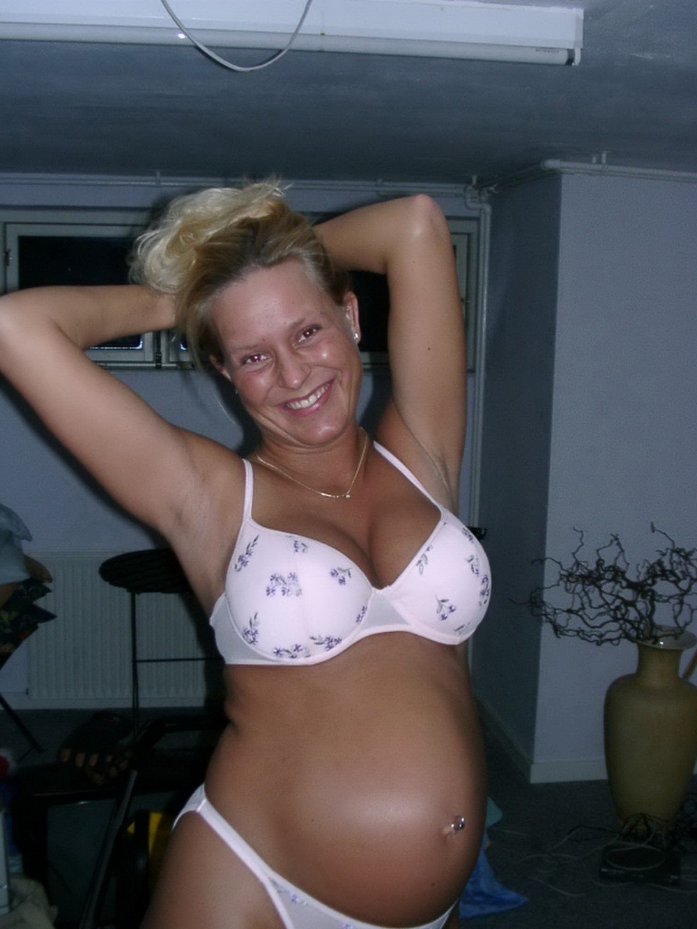 Беременная пошлячка красуется большими титьками перед объективом 9 фотография