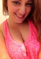 Бабенка с лишним весом снимает на камеру аппетитную попу 10 фотография