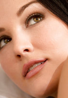 Милашка с аккуратной попкой сняла трусики сидя на стуле 16 фотография