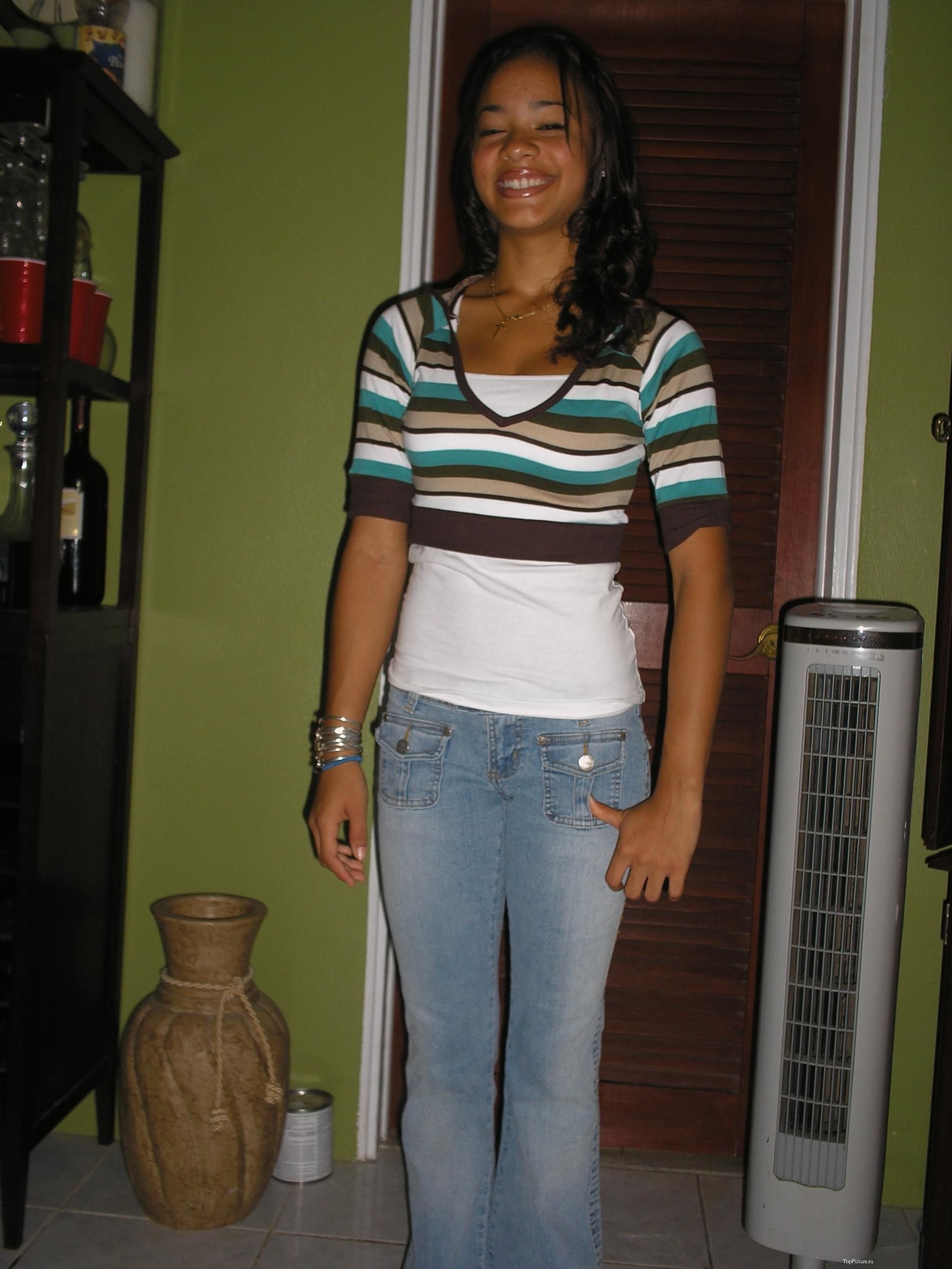 В спальне 19 летняя негритянка светит натуральными титьками и побритой киской 3 фотография